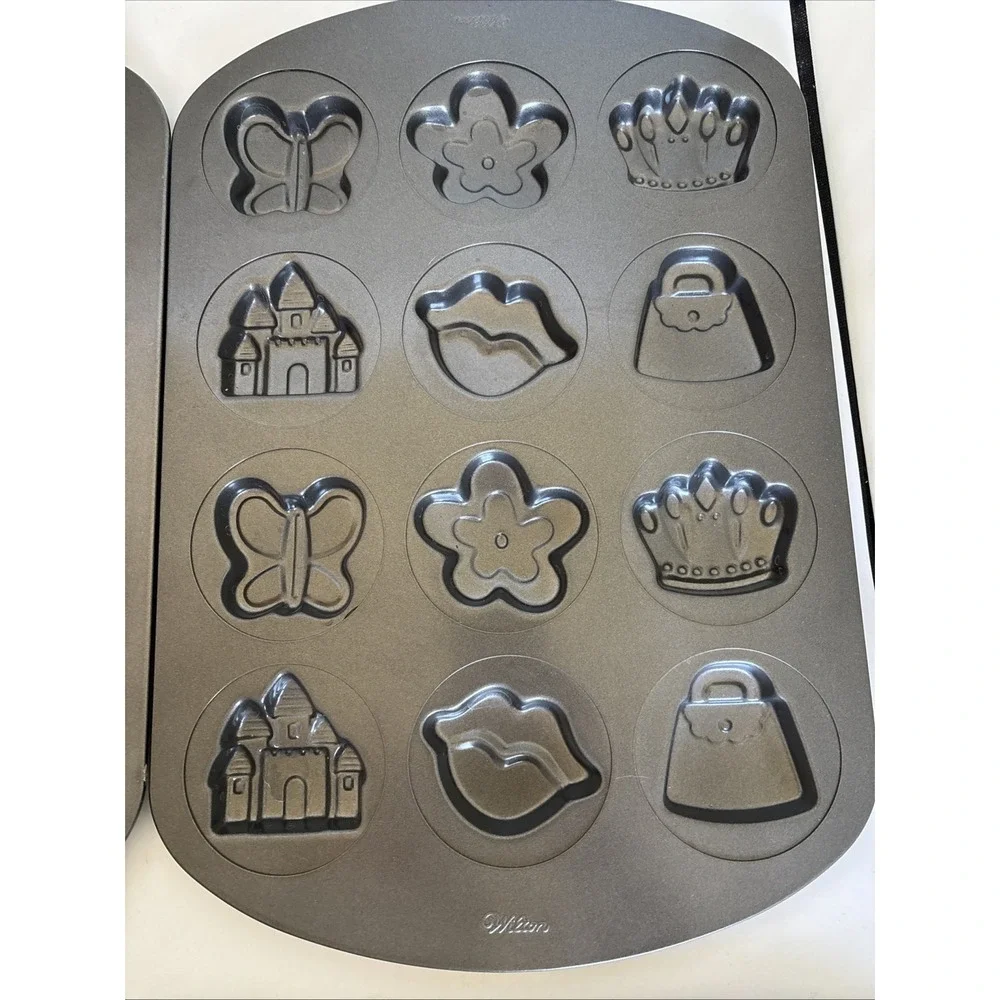 Wilton So2 Cookie Sheet Pans‎ Princess Dress Up Holiday Gingerbread Houses